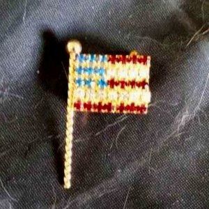 UNIQUE VTG AMERICAN FLAG LAPEL PIN/BROOCH W/BEAUTIFUL CRYSTALS SPIRAL POLE